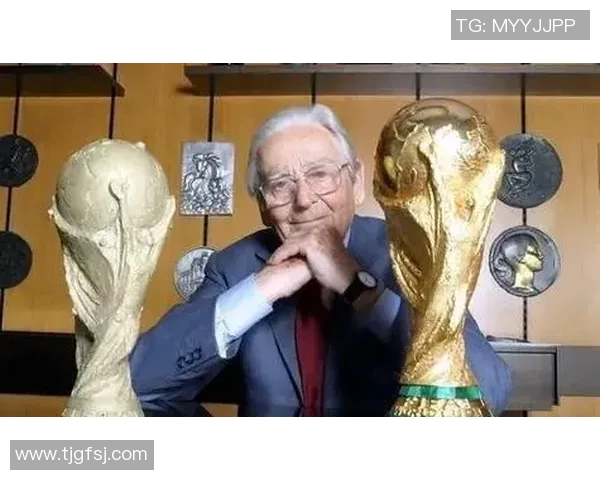 足球明星捧起奖杯背后故事揭秘他将荣誉献给了谁